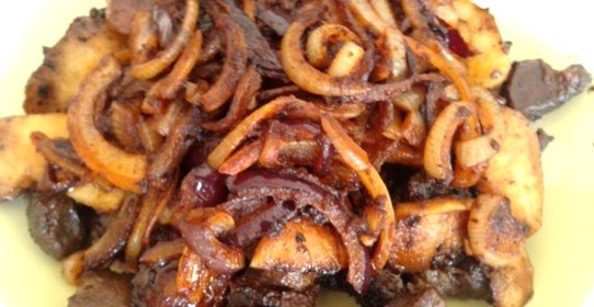 Печень с яблоком и луком
