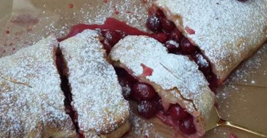 Курица, запеченная с клюквой и черносливом