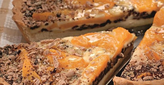 Пирог с персиками и шоколадом