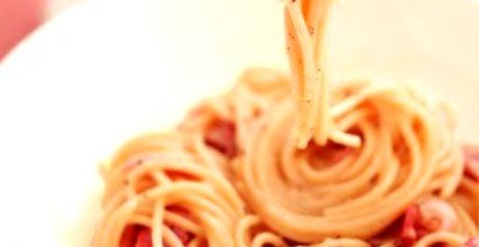 Салат из розовых макарон с ветчиной, лимоном и орехами