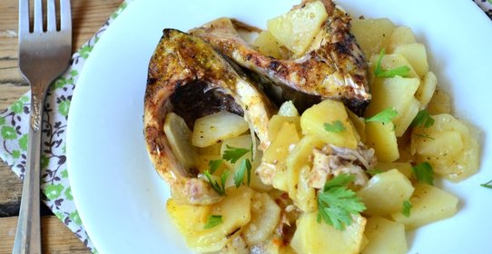 Сазан в духовке с картошкой