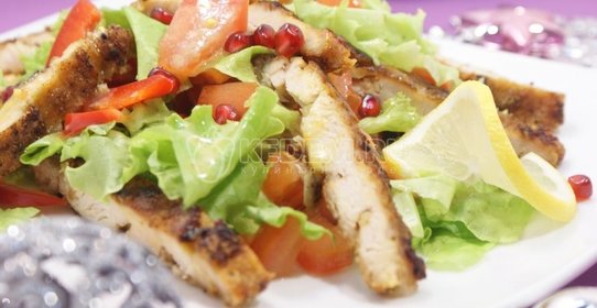 Салат с курицей и овощами