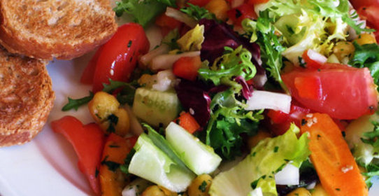 Теплый салат с нутом