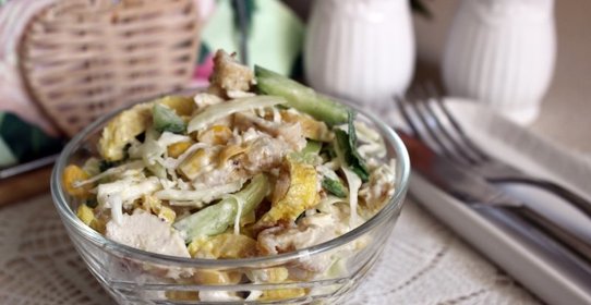 Салат из молодой капусты с курицей и яичными блинчиками