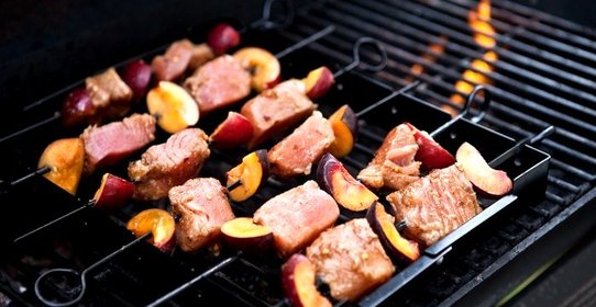 Шашлыки из тунца и слив, в маринаде из китайских пяти специй