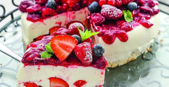 Бисквит со сливочным желе и ягодами