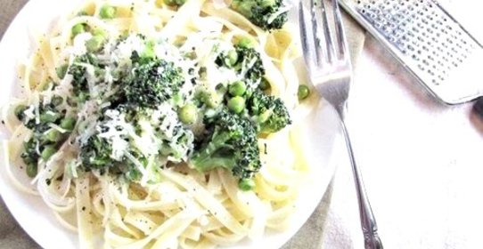 Сливочно-лимонные феттучини с горохом и брокколи