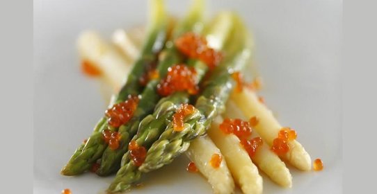 Спаржа под яичным соусом с красной икрой