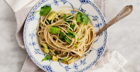 Спагетти с авокадо и лимонной цедрой