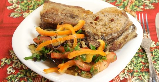 Мясо на косточке с овощным салатом