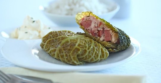 Голубцы с индейкой, охотничьими колбасками и миндалем в мультиварке