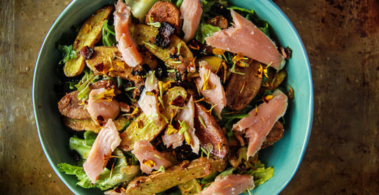 Молодой картофель с форелью и беконом