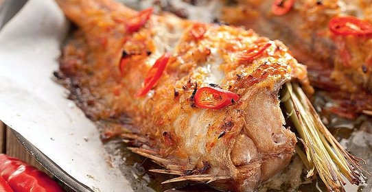 Морской окунь на гриле с лемонграссом и чили