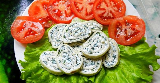 Творожные рулетики с чесноком и зеленью