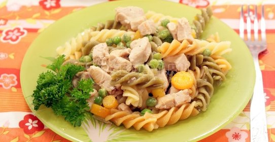 Курица с цветными макаронами и зелёным горошком