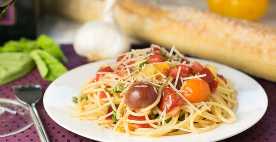 Спагетти с томатами черри и оливками