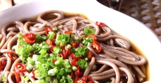 Лапша соба с чили, имбирем и соевым соусом