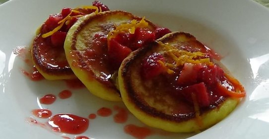 Оладьи из рикотты с клубнично-апельсиновым соусом