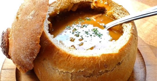 Чечевичный суп в хлебе