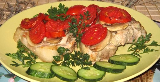 Свинина запеченная с помидорами и грибами