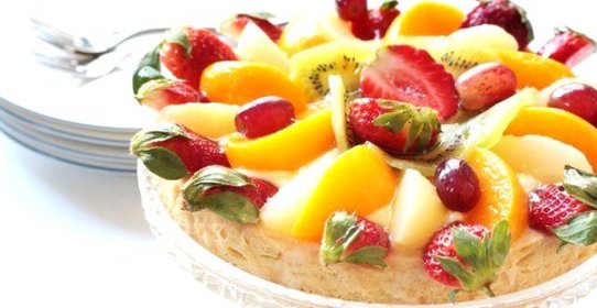 Песочный торт с манго и клубникой