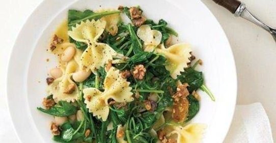 Паста с аругулой, фасолью и орехами