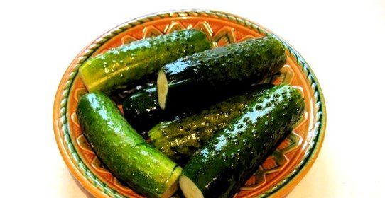 Малосольные огурцы быстрого приготовления в кастрюле