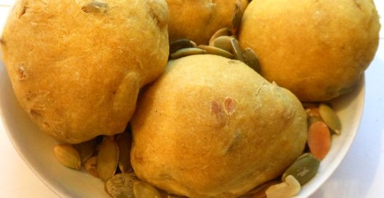 Булочки с карри и тыквенными семечками
