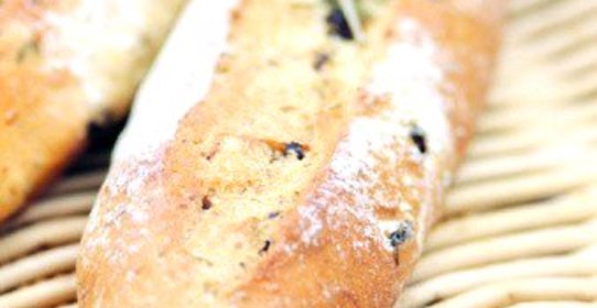 Хлеб с копченым беконом и красным луком