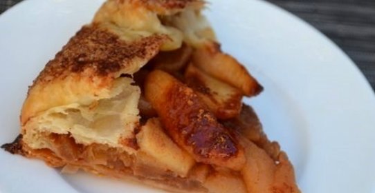 Сладкий пирог из слоеного теста