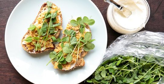 Брускетта с нутом и ростками гороха