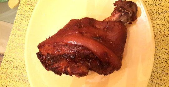 Свиная рулька, маринованная в темном пиве, «вепрево колено»