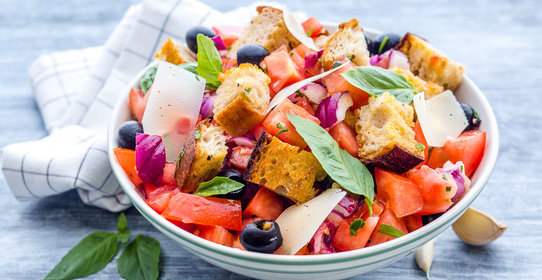 Салат из хлеба и помидоров (Panzanella)