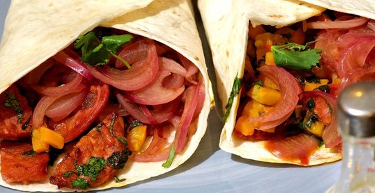 Лепешки с тыквой, острой колбасой и маринованным луком