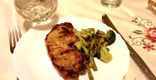 Маринованный стейк из свинины со спаржей