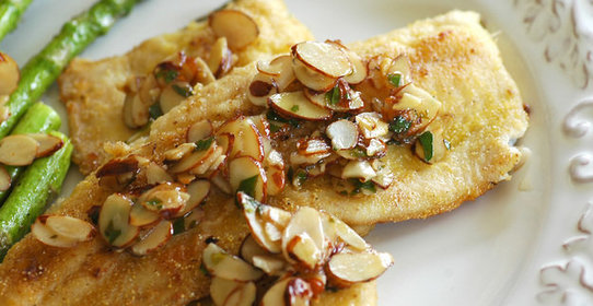 Форель с миндалем и петрушкой