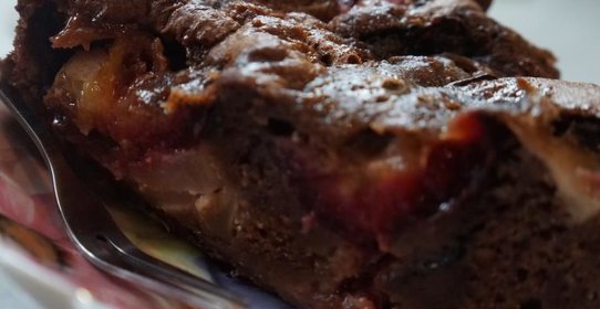 Шоколадная шарлотка с яблоками, сливами и творогом