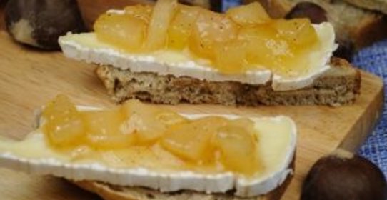 Грушевое варенье с сыром камамбер и каштановым хлебом