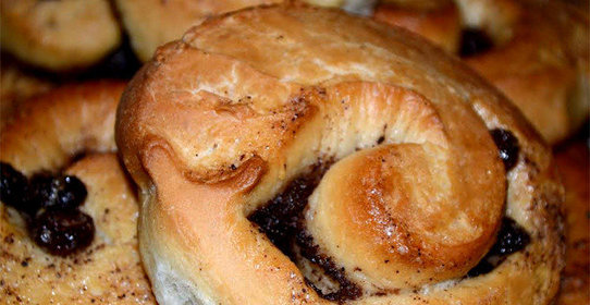 Плюшки с изюмом и корицей