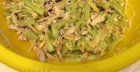 Простой салат с курицей и огурцами