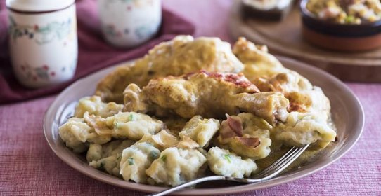 Тушеная курица с клецками