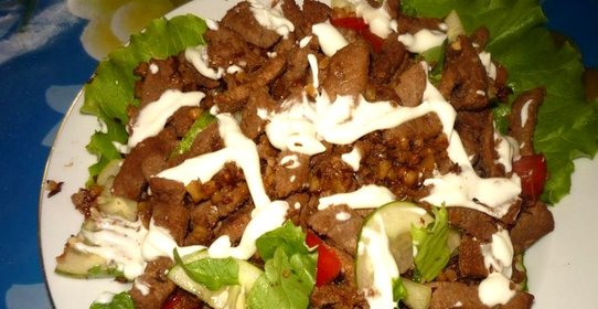 Салат из говядины с помидорами