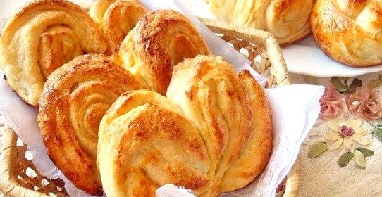 Мягкие плюшки с сахаром