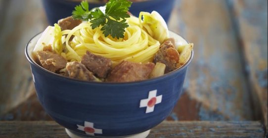 Лапша со свининой и пекинской капустой