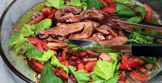 Говядина с томатами, базиликовым маслом и листьями сельдерея