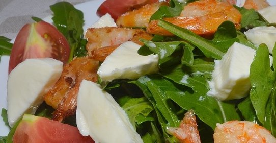 Салат с креветками и сыром