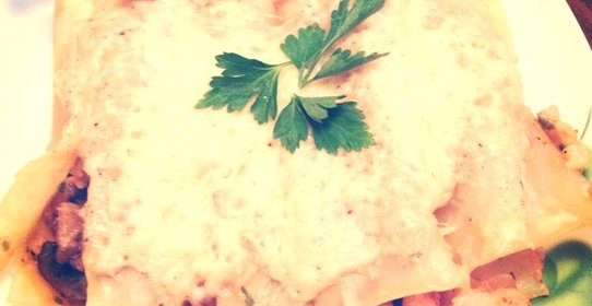 Каннеллони, фаршированные курицей и грибами под соусом бешамель