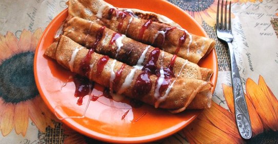 Блины на кислом молоке с малиновым джемом и сгущенкой