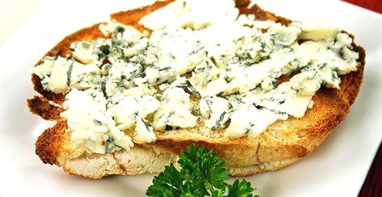 Тосты с пармезаном, голубым сыром и зеленым луком