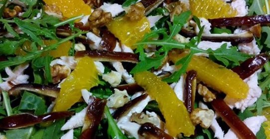 Салат с курицей, финиками и апельсинами